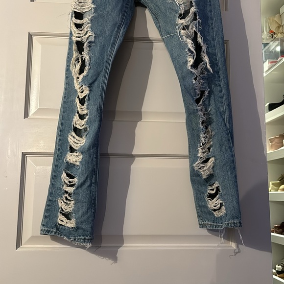 Levi’s Boyfriend Skinny Jeans super distressed and lightweight! - Picture 2 of 6